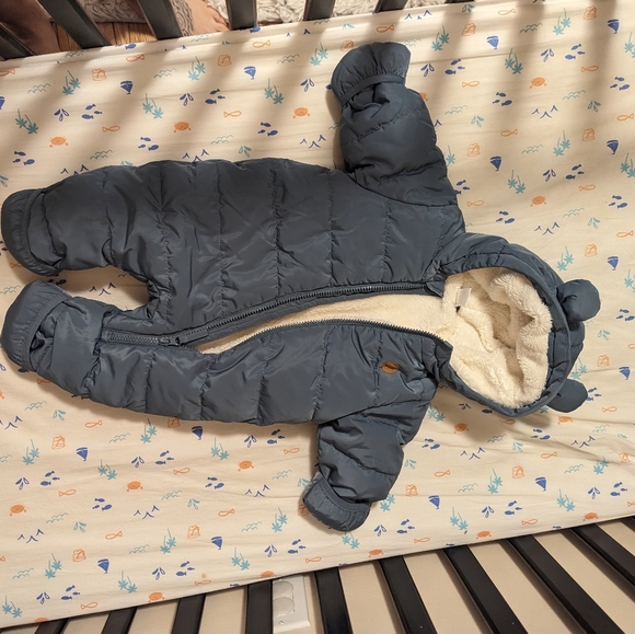 Infant snow suit (h&m size 2-4m) never worn - Picture 3 of 3